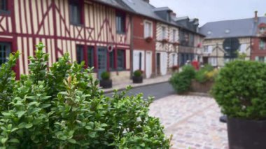 Beuvron en Auge, Fransa - 3 Ağustos 2021: Fransa 'nın en güzel köylerinden biri olan Beuvron-en-Auge' un evine giren genç adam, Calvados ve Normandiya bölgesinde bir komün..