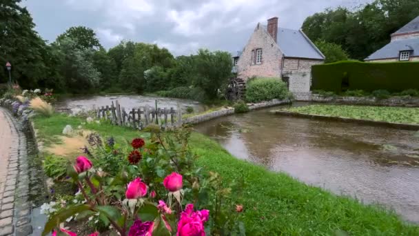 法国玫瑰花 Veules Les Roses 2021年7月30日 法国最美丽村庄之一的玫瑰花 Veules Les Roses 河边的传统磨坊 — 图库视频影像