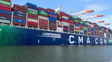 Le Havre, Fransa - 29 Temmuz 2021: Montmartre Le Havre Limanı 'ndaki Fransız nakliyat ana CMA CGM' nin ultra büyük ve modern konteynırlarına güç verdi..