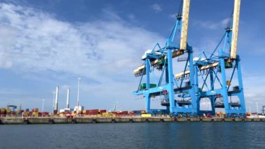 Le Havre, Fransa - 29 Temmuz 2021: Port 2000 konteynır terminalinin genel görünümü, en büyük konteynır gemilerini alabilmek için panama sonrası konteynır vinçleriyle donatılmıştır.