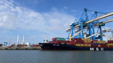 Le Havre, Fransa - 29 Temmuz 2021: Küresel konteyner taşımacılığında dünya lideri olan MSC şirketinin konteynerliği