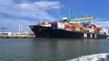 Le Havre, Fransa - 29 Temmuz 2021: Küresel konteyner taşımacılığında dünya lideri olan MSC şirketinin konteynerliği