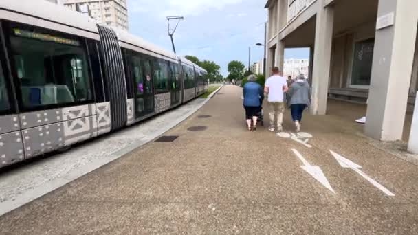 アーブル フランス 2021年8月8日 舗装と近代的な路面電車の通りを歩く家族 — ストック動画