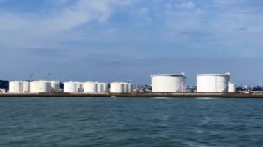 Le Havre, Fransa - 8 Ağustos 2021: Normandiya 'daki Le Havre limanında yakıt ve sıvı depolamak için depolar
