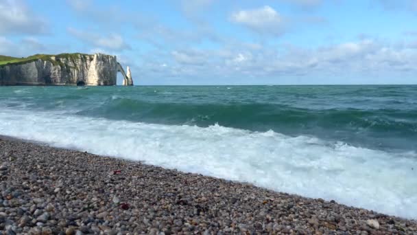 Etretat Best Known Its Chalk Cliffs Including Three Natural Arches — Stock Video