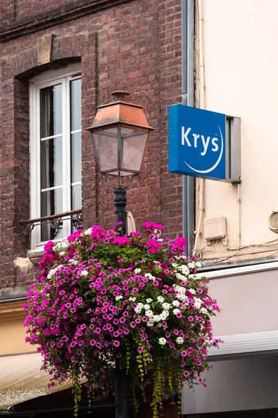 Honfleur, Fransa - 8 Ağustos 2021: Krys Group, Fransız optik markalardan oluşan bir grup.