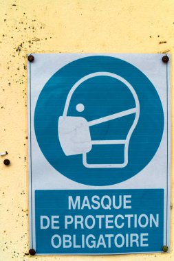 Honfleur, Fransa - 4 Ağustos 2021: Hijyenik koruma maskeleri takmak zorunluluğunun Fransızca işareti.