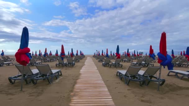 Normandiya Fransa Daki Deauville Tatil Beldesinin Kumlu Sahilinde Güneşli Yatakları — Stok video