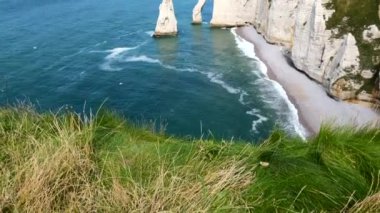 Etretat en çok üç doğal kemer ve Aiguille veya İğne denilen sivri bir oluşum da dahil olmak üzere tebeşir kayalıklarıyla tanınır.