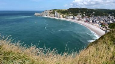 Etretat en çok üç doğal kemer ve Aiguille veya İğne denilen sivri bir oluşum da dahil olmak üzere tebeşir kayalıklarıyla tanınır.