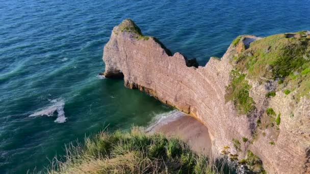 Etretat Best Known Its Chalk Cliffs Including Three Natural Arches — Stock Video