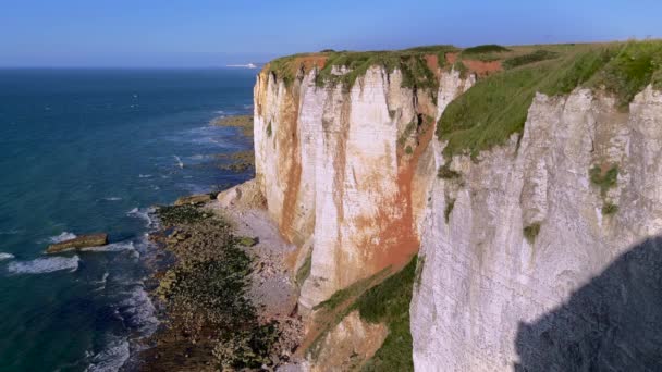 Etretat Mejor Conocido Por Sus Acantilados Tiza Incluyendo Tres Arcos — Vídeos de Stock