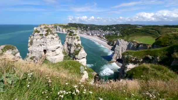 Etretat Είναι Περισσότερο Γνωστή Για Βράχια Κιμωλία Της Συμπεριλαμβανομένων Τριών — Αρχείο Βίντεο