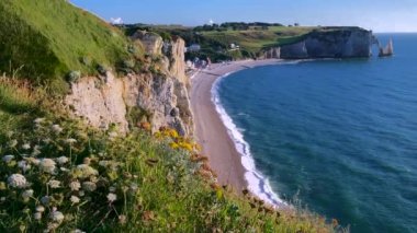 Etretat en çok üç doğal kemer ve Aiguille veya İğne denilen sivri bir oluşum da dahil olmak üzere tebeşir kayalıklarıyla tanınır.