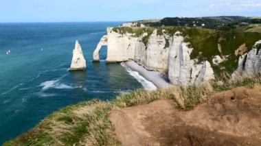 Etretat en çok üç doğal kemer ve Aiguille veya İğne denilen sivri bir oluşum da dahil olmak üzere tebeşir kayalıklarıyla tanınır.