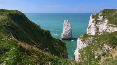 Etretat en çok üç doğal kemer ve Aiguille veya İğne denilen sivri bir oluşum da dahil olmak üzere tebeşir kayalıklarıyla tanınır.