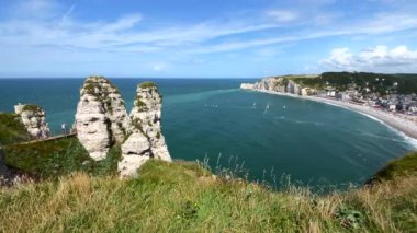 Etretat en çok üç doğal kemer ve Aiguille veya İğne denilen sivri bir oluşum da dahil olmak üzere tebeşir kayalıklarıyla tanınır.