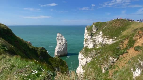 Etretat Είναι Περισσότερο Γνωστή Για Βράχια Κιμωλία Της Συμπεριλαμβανομένων Τριών — Αρχείο Βίντεο