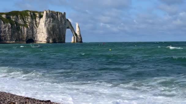 Etretat Meglio Conosciuto Sue Scogliere Gesso Tra Cui Tre Archi — Video Stock