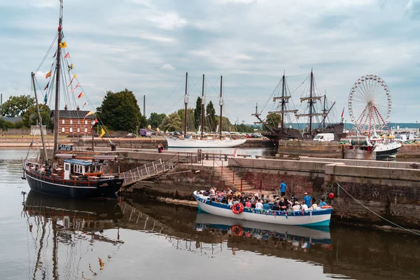 프랑스 플뢰르 2021 노르망디의 플뢰르 항구에서 관광객들 이배를 관광을 시작하다 — 스톡 사진