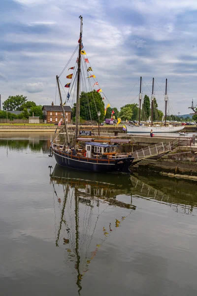 Honfleur Francia Agosto 2021 Pittoresca Barca Turistica Nel Porto Turistico — Foto Stock