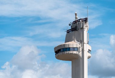 Honfleur, Fransa - 4 Ağustos 2021 Honfleur limanının girişindeki kontrol kulesi