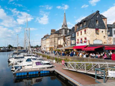 Çiçek açan beyaz ortancalarla dolu sokak Honfleur, Normandiya 'ya çıkıyor.
