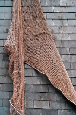 Honfleur 'da bir evin duvarında kurutulmuş balık ağı. Honfleur' da Normandiya usulü, Fransızca Normandiya.