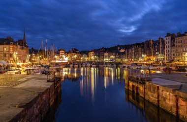 Honfleur, Fransa - 28 Temmuz 2021: Calvados 'ta bir Fransız komünü olan tarihi Honfleur limanında mavi saat sahnesi