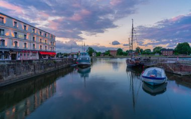 Honfleur, Fransa - 28 Temmuz 2021 Honfleur, Fransa 'nın Calvados bölgesinde yer alan bir Fransız komünü. Özellikle de eski limanıyla..