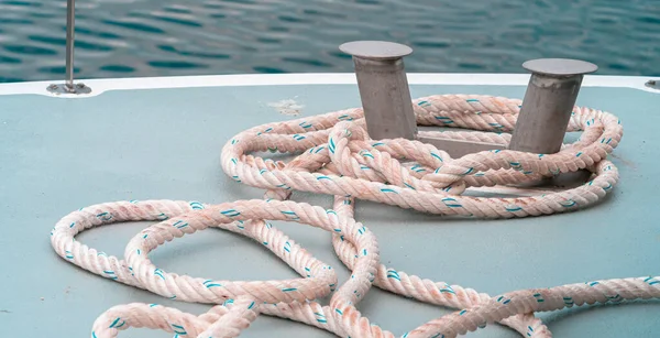 桟橋で係留のためのボートのデッキにロープ — ストック写真