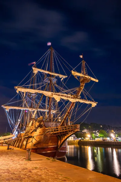2021年7月28日 スペイン船エル ガレオン Galeon による夜間の風景 人気のある16世紀の帆船の本格的な再建 — ストック写真