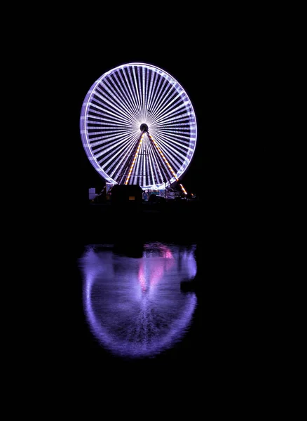 Spinning Ferris Wheel Honfleur Night Its Reflection Sea Water — Stock Photo, Image