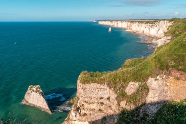 Etretat en çok üç doğal kemer ve Aiguille veya İğne denilen sivri bir oluşum da dahil olmak üzere tebeşir kayalıklarıyla tanınır.