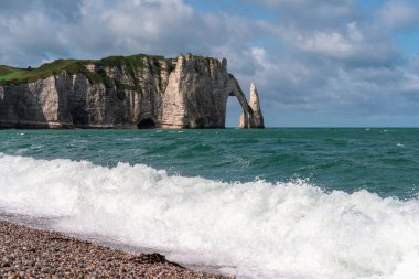 Etretat en çok üç doğal kemer ve Aiguille veya İğne denilen sivri bir oluşum da dahil olmak üzere tebeşir kayalıklarıyla tanınır.