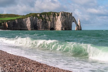Etretat en çok üç doğal kemer ve Aiguille veya İğne denilen sivri bir oluşum da dahil olmak üzere tebeşir kayalıklarıyla tanınır.