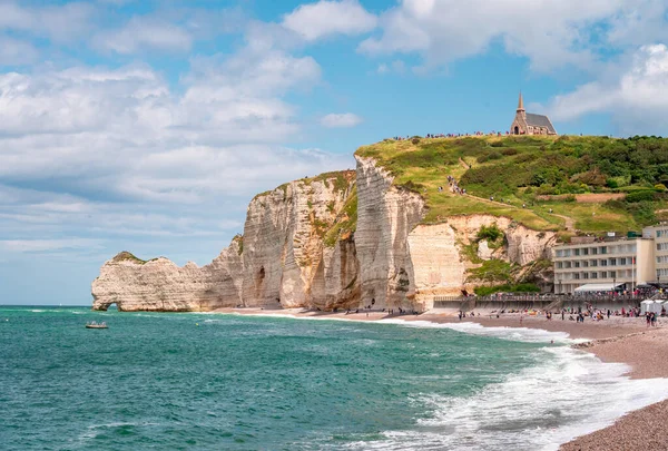Etretat en çok üç doğal kemer ve Aiguille veya İğne denilen sivri bir oluşum da dahil olmak üzere tebeşir kayalıklarıyla tanınır.