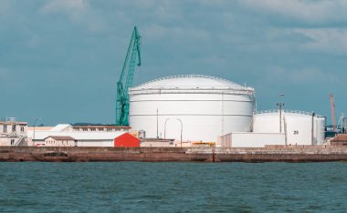 Le Havre, Fransa - 8 Ağustos 2021: Normandiya 'daki Le Havre limanında yakıt ve sıvı depolamak için depolar