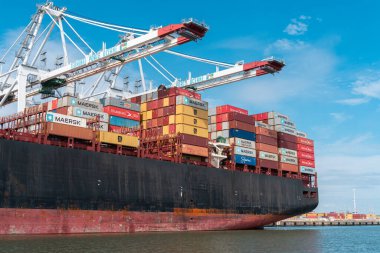 Le Havre, Fransa - 29 Temmuz 2021: Le Havre limanında Maersk, Hamburg Sud ve MCS konteynırlarını taşıyan Crane konteynırları boşaltıyor