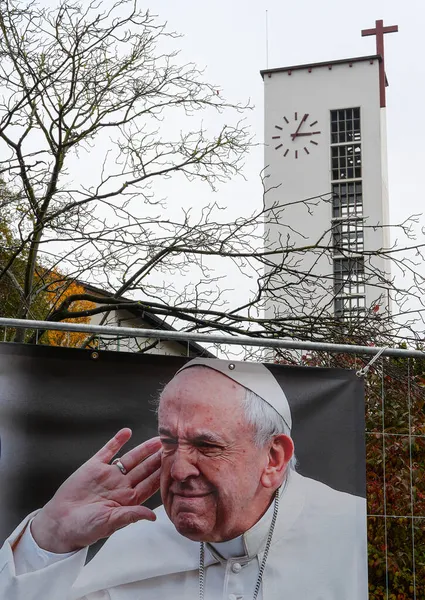 2021年11月3日 スイス オーラウ 教皇フランシスをイメージしたポスターが注目を集める背景には スイス オーラウの教会の鐘楼 — ストック写真