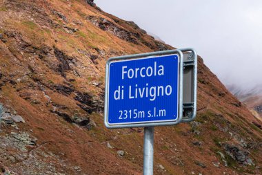Forcola di Livigno, İsviçre - 29 Eylül 2021: Forcola di Livigno İsviçre 'nin Graubunden kantonu ile İtalya arasında bir dağ geçididir. Poschiavo ve Levigno arasında yer almaktadır.