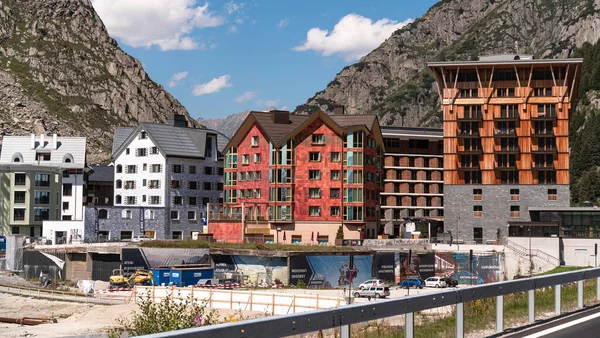 Andermatt, İsviçre - 14 Ağustos 2021: İsviçre tatil beldesi Andermatt Reuss 'taki yeni konut binaları