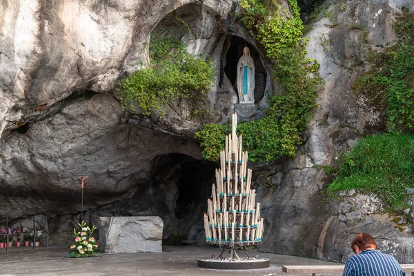 2021年8月28日フランス ルルド ルルドの聖マリアの出現の洞窟の前で祈る女性 — ストック写真