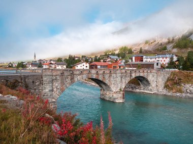 İsviçre 'nin Graubunden kantonundaki Maloja Bölgesine bağlı Zuoz' daki Nehir Hanı üzerindeki eski köprü.