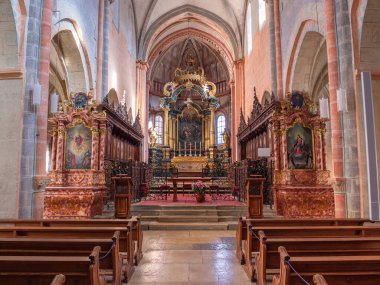 Saint Ursanne, İsviçre - 19 Ekim 2021 İsviçre kantonundaki Saint-Ursanne Kolej Kilisesi.