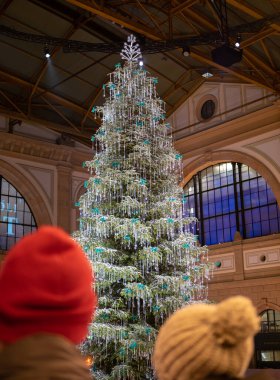 Zürih, İsviçre - 30 Kasım 2021: Zürih 'teki tren istasyonunda Swarovski kristalleriyle süslenmiş geleneksel Noel ağacı.