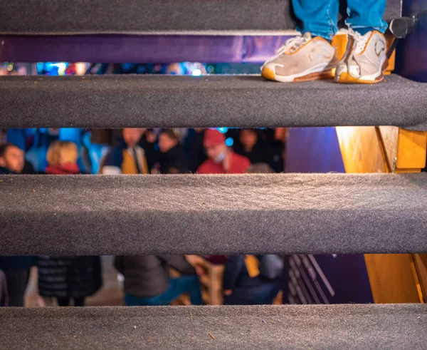 Kutlama Yapan Bir Grup Bulanık Insanın Merdivenlerindeki Açıklıklardan Bir Manzara — Stok fotoğraf