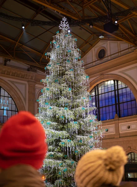 Zürih, İsviçre - 30 Kasım 2021: Zürih 'teki tren istasyonunda Swarovski kristalleriyle süslenmiş geleneksel Noel ağacı.