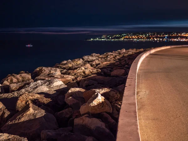 Aydınlanmış Fransız Akdeniz Kıyısındaki Gezinti Güvertesi Kayaların Gece Görüşü Denizde — Stok fotoğraf