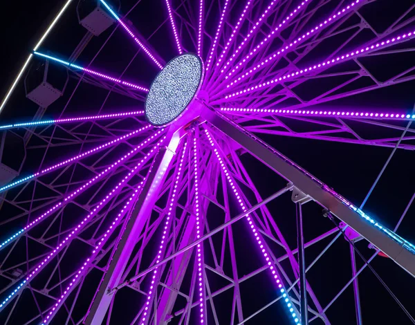 Partie Éclairée Violette Une Grande Roue Nuit — Photo